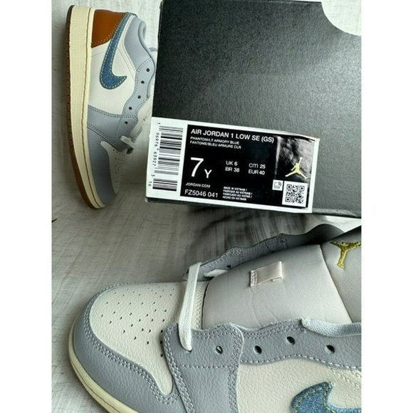 D43- SIZE 7Y/ 8.5 WOMENS NIKE AIR JORDAN 1 LOW PHANTOM / BLUE FZ5046 041 - Picture 11 of 12